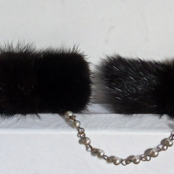 1950's Vintage Reddish Dark Brown Mink Fur BOWS Sweater Clip Guard Pearl Chain - Picture 3 of 3